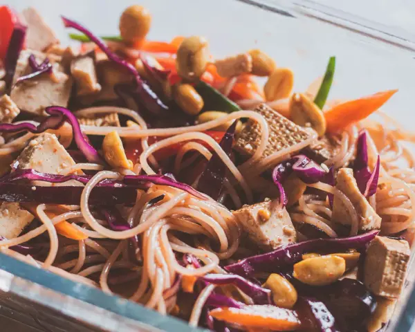 Kolorowa sałatka z makaronem vermicelli, tofu, orzeszkami ziemnymi i warzywami.
