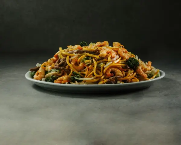 Pyszne danie z makaronem, krewetkami, wołowiną i warzywami. Idealny yakisoba przepis na obiad.