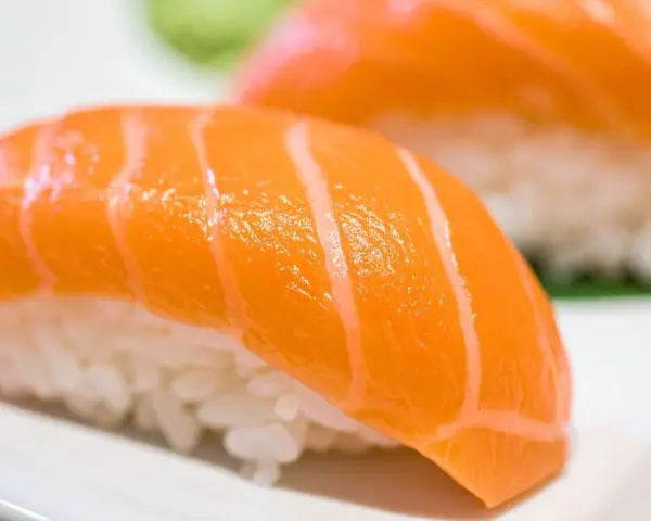 Nigiri co to? Dwa kawałki sushi z łososiem na ryżu, z bliska.