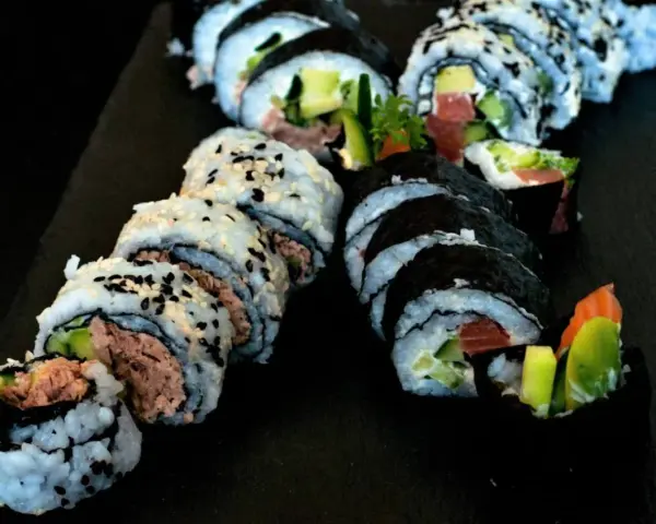 Pyszne rolki sushi z tuńczykiem, łososiem i awokado. Świetne pomysły na sushi na każdą okazję.