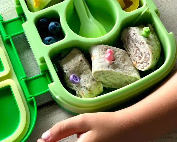 Kolorowy bento box z tortillami, jagodami i warzywami. Idealny lunchbox dla dziecka, który zachęca do jedzenia.