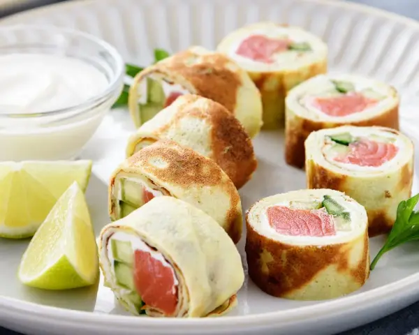 Sushi w naleśniku z łososiem, ogórkiem i serkiem. Pyszna alternatywa dla tradycyjnych rolek.