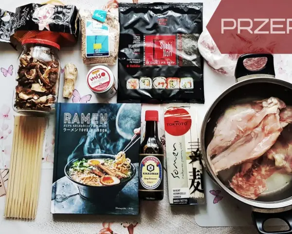 Składniki na pyszny ramen na pierwszy raz: suszone grzyby, nori, sos sojowy, makaron somen, sezam i kurczak do bulionu.