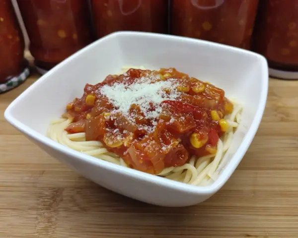 Spaghetti z domowym sosem chińskim z sosu sojowego, pomidorów i kukurydzy, posypane parmezanem.