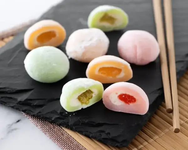 Kolorowe mochi z nadzieniem owocowym. Idealny mochi przepis na deser.