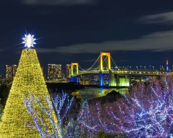 Świąteczna choinka i most tęczowy w Tokio. To magiczne boże narodzenie w japonii, gdzie światła miasta tworzą niezwykły klimat.