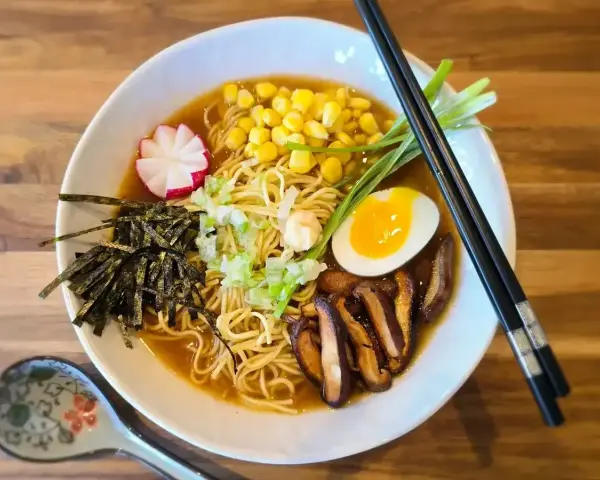 Aksamitny ramen z mlekiem kokosowym, z jajkiem, grzybami shiitake, kukurydzą, rzodkiewką i nori.