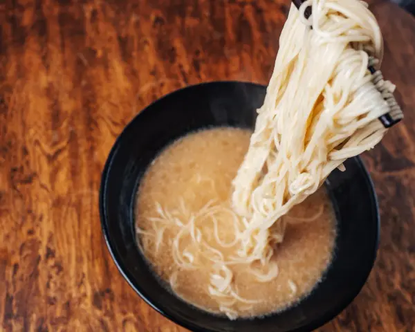 Para pysznego ramen, jaki makaron do ramen? Ten jasny, cienki makaron idealnie pasuje do bulionu.