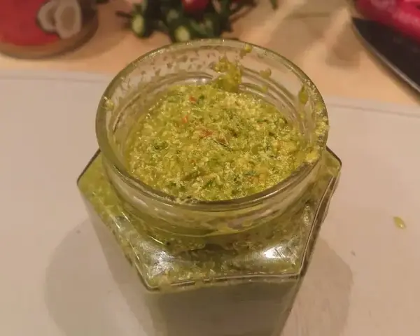 Domowa zielona pasta curry, idealna do dań z kurczakiem. Przepis na pastę curry jest prosty!