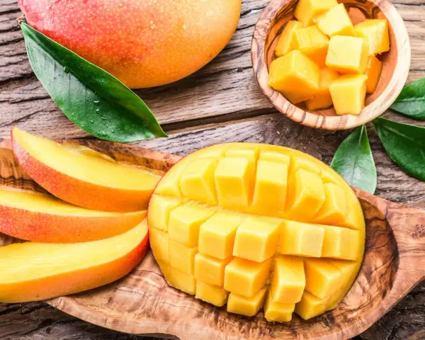 Soczyste mango, pokrojone w kostkę i plastry, przypomina o ciepłych krajach, gdzie rośnie mango.