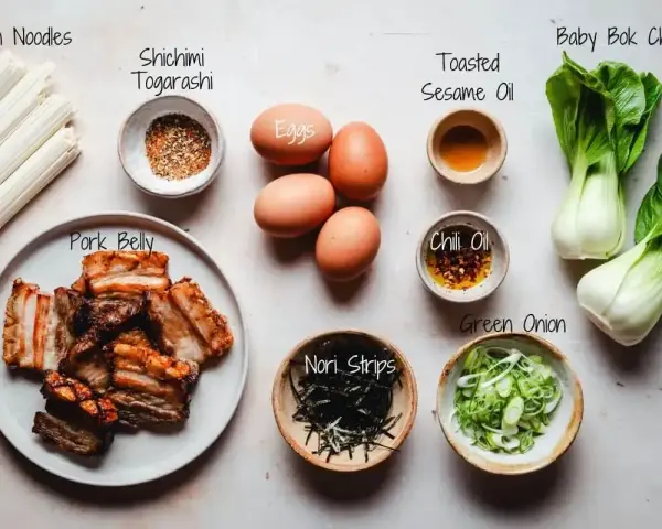 Składniki do ramen miso: makaron, jajka, boczek, pak choi, nori, cebula, shichimi togarashi, olej sezamowy i chili.