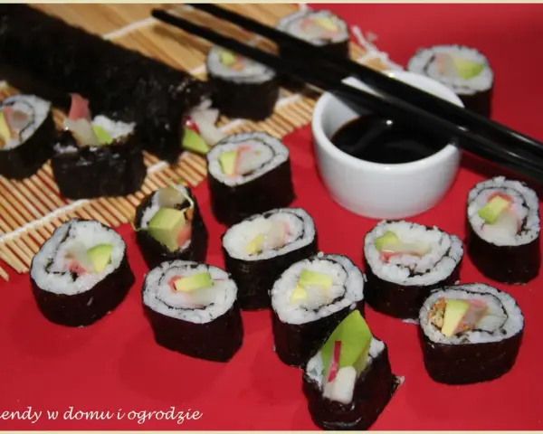 Pyszne sushi ze śledziem, awokado i rzodkiewką, przygotowane na weekendowy wieczór.