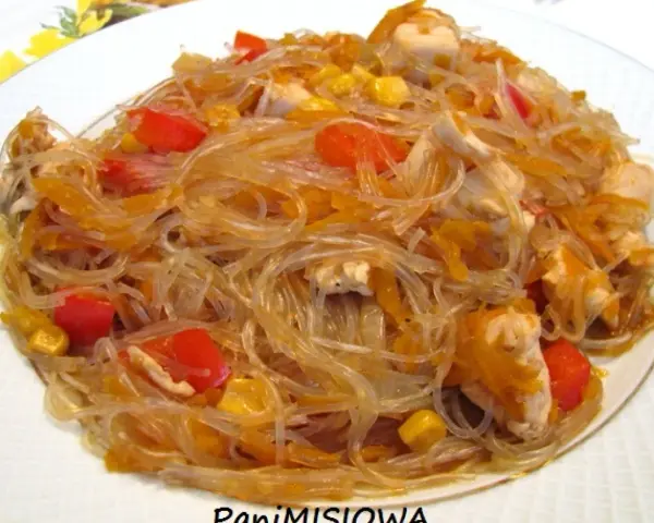 Smażony makaron sojowy z kurczakiem, papryką i kukurydzą. Pyszne danie, które z pewnością zadowoli każdego smakosza.