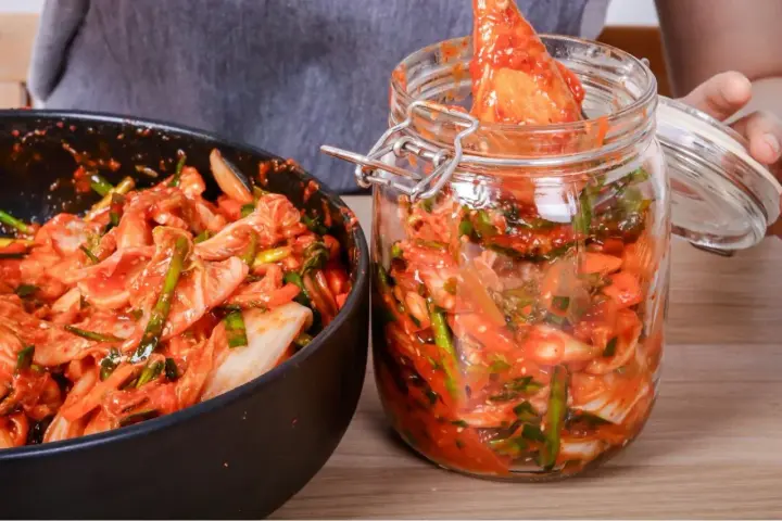 Mieszanka do kimchi w misce i słoiku, gotowa do fermentacji. Prosty sposób, jak zrobić kimchi w domu.