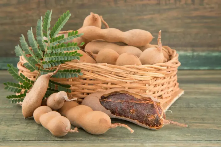 Koszyk pełen owoców tamaryndowca, idealnych do przygotowania pysznych dań. Odkryj pasta z tamaryndowca przepisy!