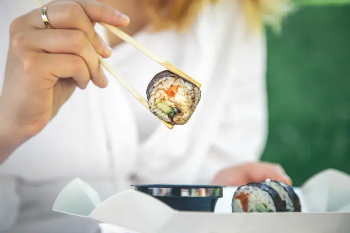 Od sushi express do szybkich wypłat - dlaczego dziś liczy się tempo