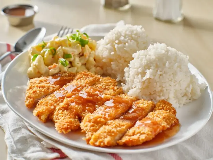Chrupiący kurczak w panko polany sosem, podany z ryżem i sałatką makaronową. Pyszny obiad!