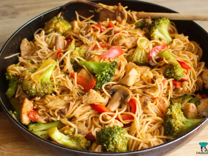 Pyszny stir fry z kurczakiem, brokułami i papryką. Idealny przepis na szybki obiad.