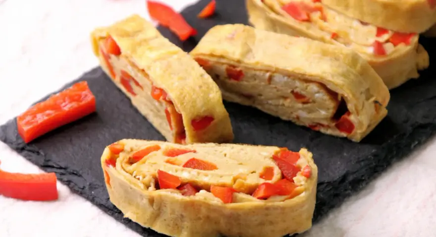 Roladki z jajek z papryką, czyli tamago co to. Smaczna przekąska na zimno lub ciepło.
