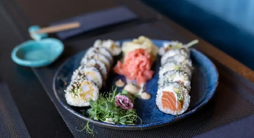 Talerz sushi z łososiem i krewetkami. Czy sushi jest ciężkostrawne? Zależy od składników, ale to danie wygląda apetycznie i lekko.