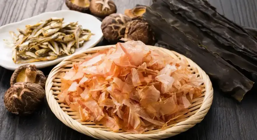 Suszone rybki, grzyby shiitake, wodorosty kombu i płatki bonito – składniki, które nadają potrawom głęboki, bogaty smak umami.