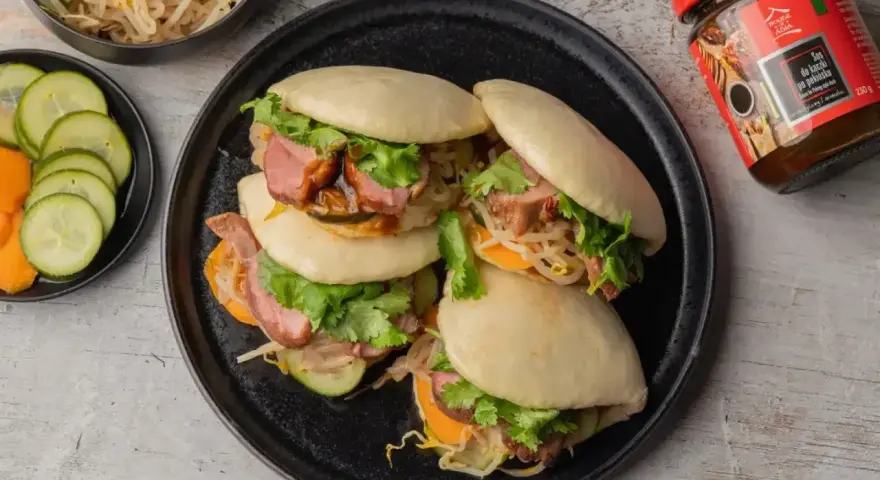 Bao z kaczką w 5 smakach, z kiełkami, kolendrą i warzywami. Obok sos do kaczki.