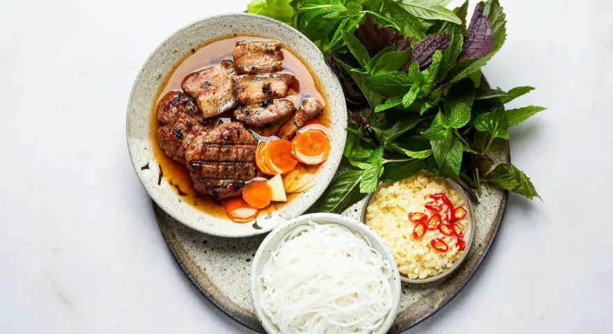 Pyszny bun cha przepis: grillowane mięso w sosie, makaron ryżowy, świeże zioła, czosnek i chili.