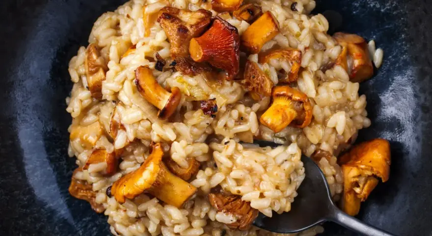 Kremowe risotto z kurkami – szybki i pyszny pomysł na obiad. Idealne, gdy chcesz wiedzieć, co można zrobić z ryżu na szybko.