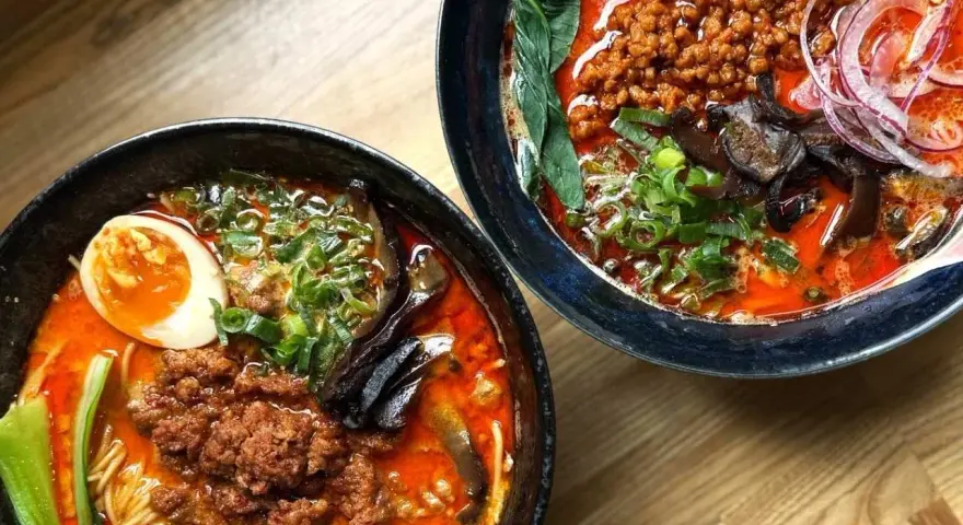 Dwa aromatyczne ramen rodzaje: jeden z jajkiem i mielonym mięsem, drugi z mielonym mięsem, bakłażanem i cebulą.