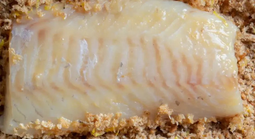 Filet ryby w panko, gotowy do smażenia. Chrupiąca panierka to sekret, jak panierować w panko, by uzyskać idealny smak.