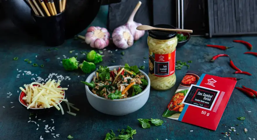 Pyszne warzywa po azjatycku z pędami bambusa i sosem sambal oelek. Idealne danie dla miłośników ostrych smaków.