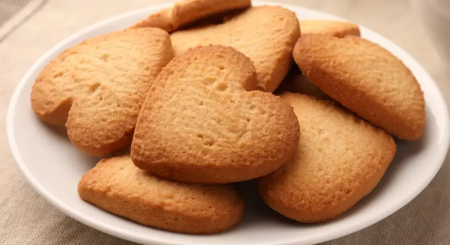 Stos ciastek z miso w kształcie serc, idealnych na prezent.