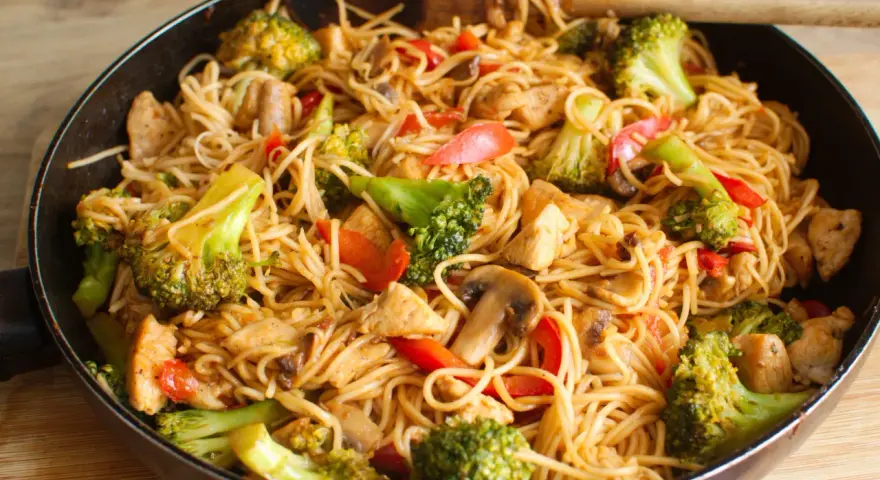 Pyszny stir fry z kurczakiem, brokułami i papryką. Idealny przepis na szybki obiad.