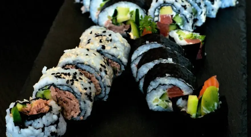 Pyszne rolki sushi z tuńczykiem, łososiem i awokado. Świetne pomysły na sushi na każdą okazję.