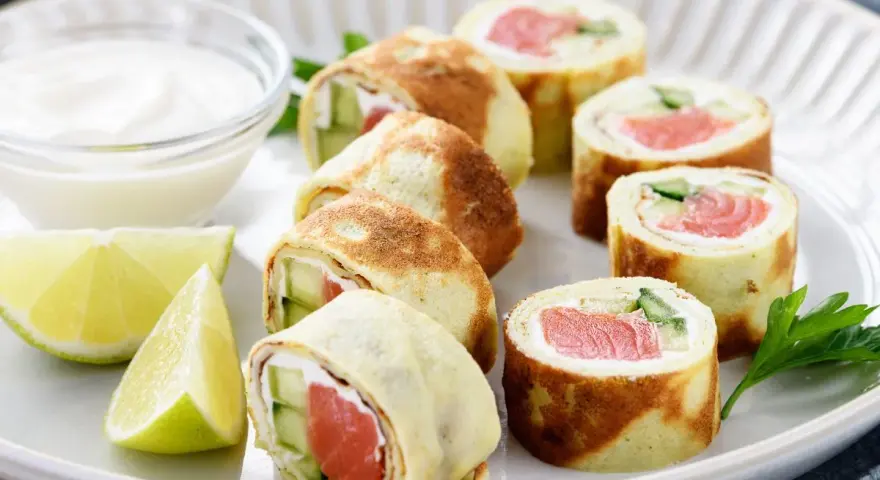 Sushi w naleśniku z łososiem, ogórkiem i serkiem. Pyszna alternatywa dla tradycyjnych rolek.