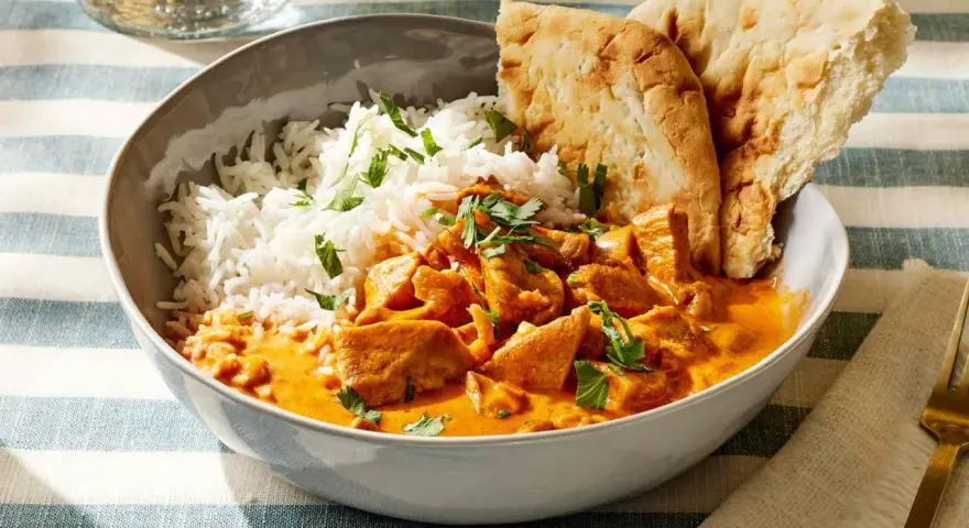 Pyszny butter chicken z ryżem i chlebkiem naan. Idealny przepis, jak zrobić butter chicken.