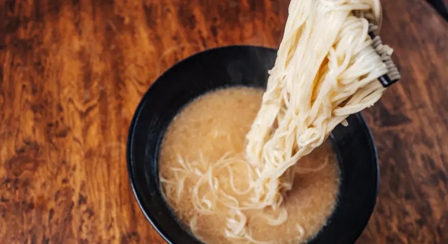 Para pysznego ramen, jaki makaron do ramen? Ten jasny, cienki makaron idealnie pasuje do bulionu.