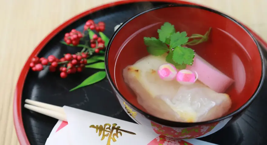Tradycyjna zupa z mochi i rybą kamaboko. Smaczny początek nowego roku w Japonii.