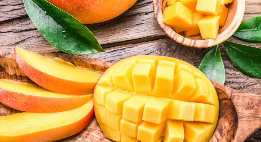 Soczyste mango, pokrojone w kostkę i plastry, przypomina o ciepłych krajach, gdzie rośnie mango.
