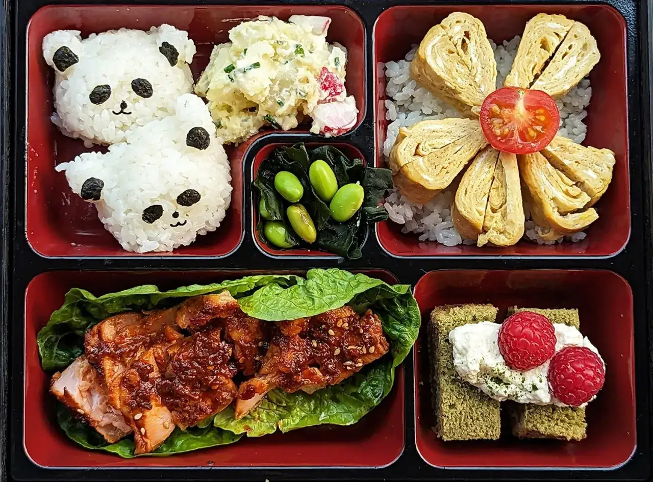 Urocze pandy z ryżu, omlet, łosoś i deser w pudełku japońskie bento przepis.