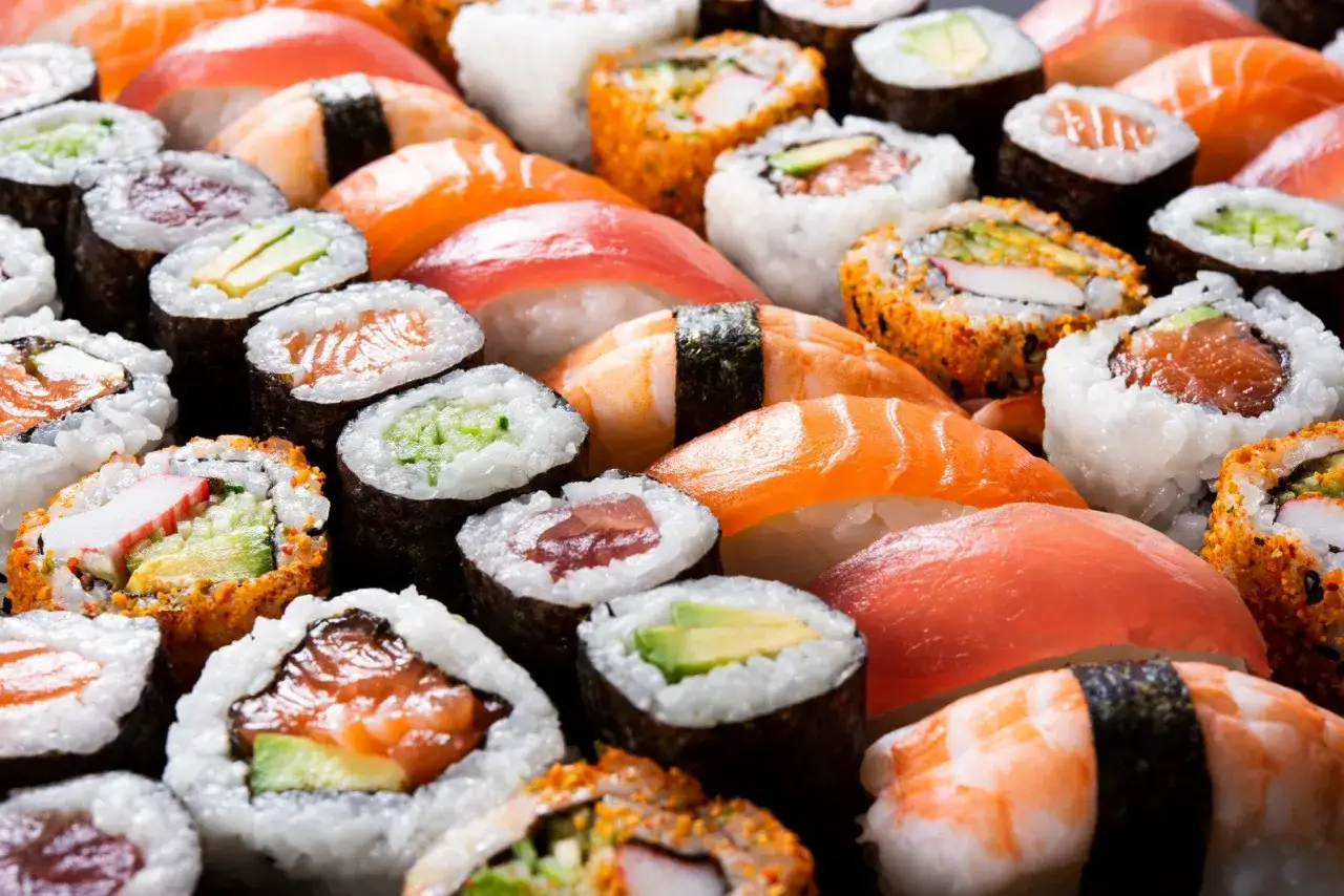 Kolorowe rolki i nigiri, idealne sushi dla dzieci, z łososiem, awokado i krewetkami.