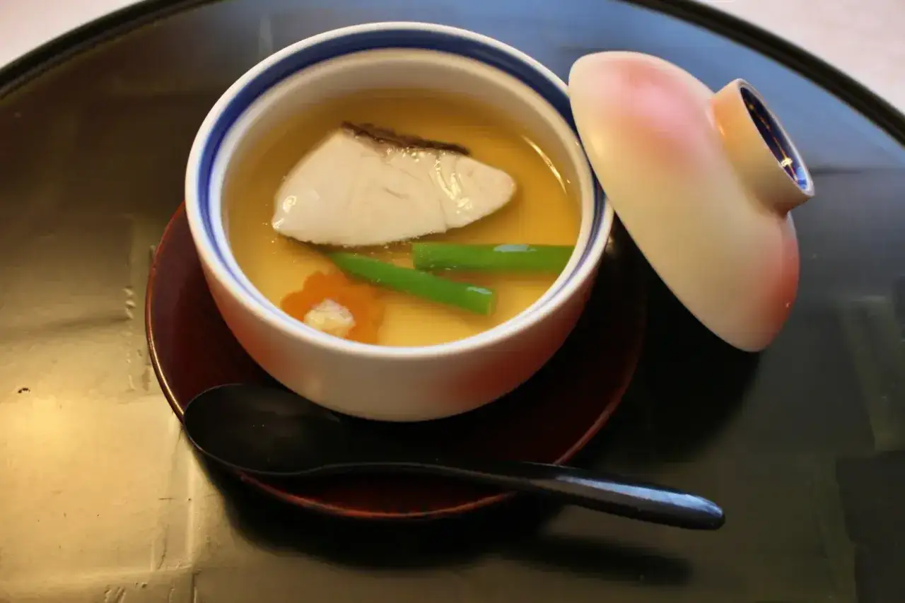 Delikatne danie z rybą, warzywami i kwiatkiem z marchewki w bulionie dashi. To jest właśnie dashi co to za smak!