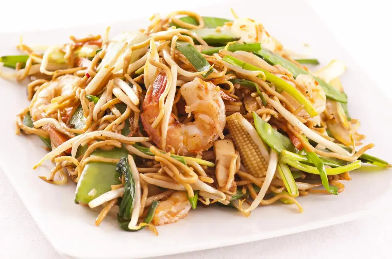 Pyszne danie z makaronem, krewetkami i warzywami. Idealny przepis na yakisoba, który zachwyci każdego smakosza.