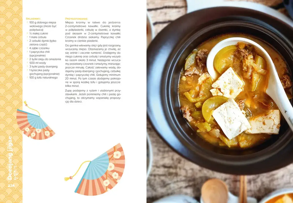 Gorąca zupa z tofu, mięsem i warzywami. Przepis na pierogi z kimchi, choć tu danie jest w formie zupy.