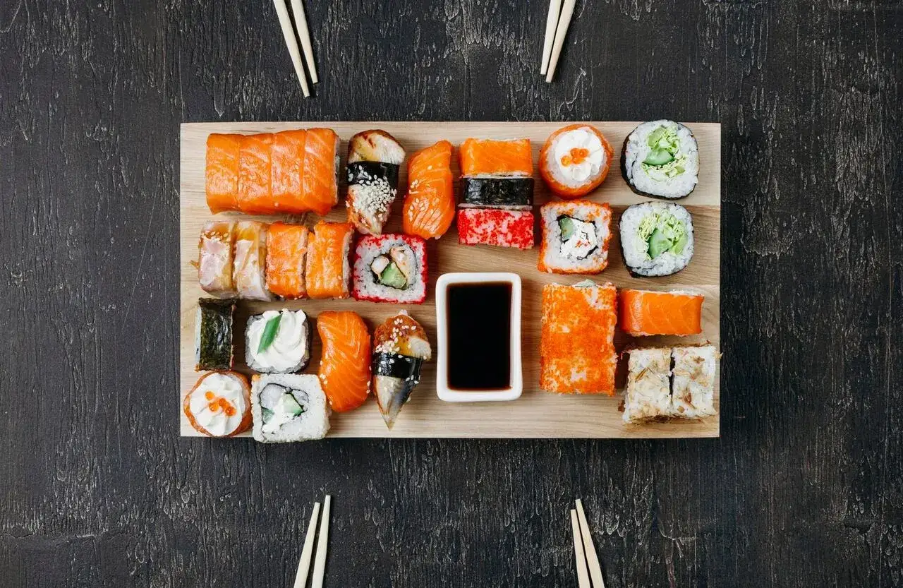 Talerz sushi z łososiem, krewetkami i warzywami. Idealna porcja, by zastanowić się, ile sushi na osobę zjeść.