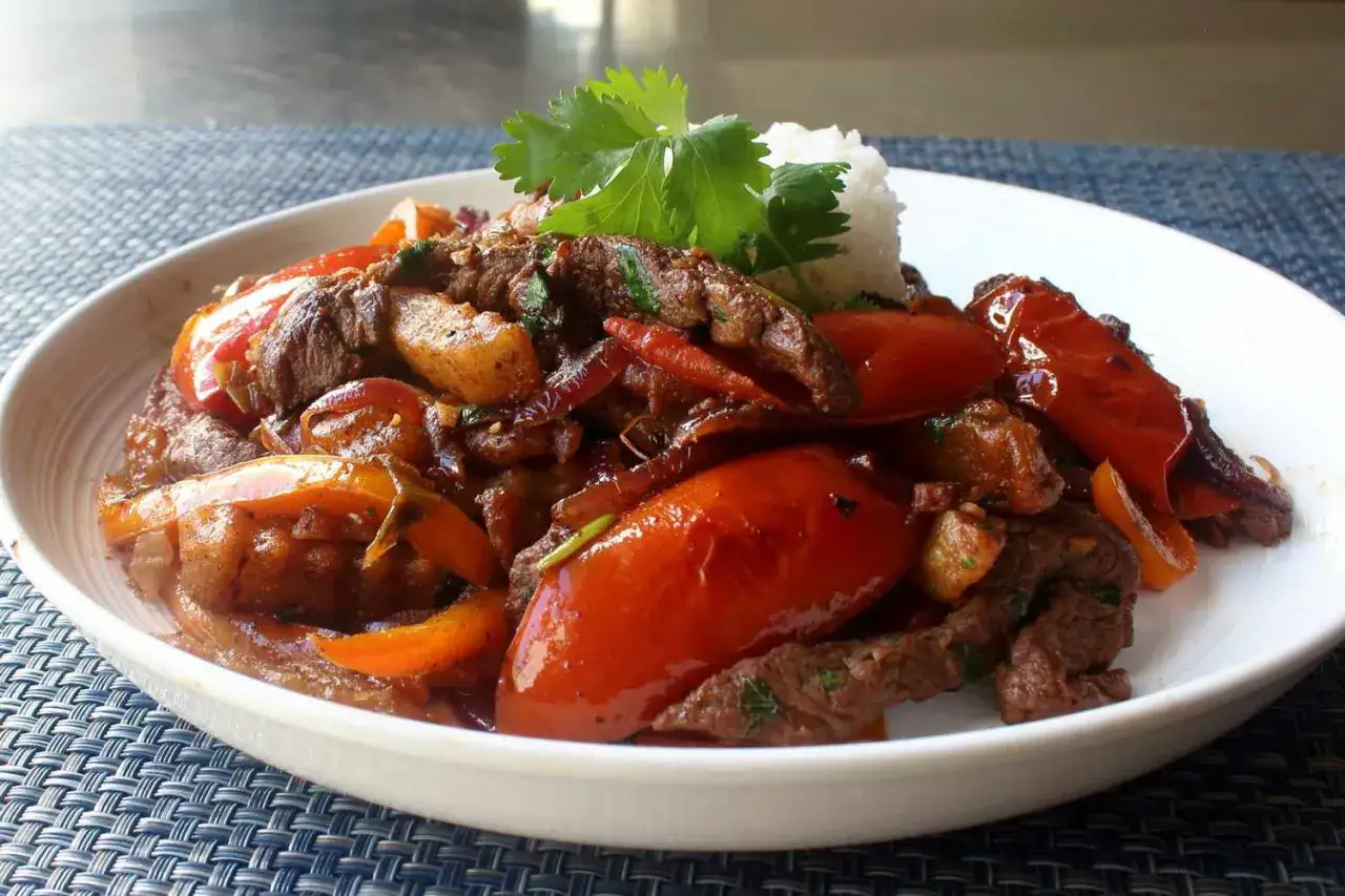 Danie z wołowiny, papryki i pomidorów z ryżem. Czy papryczka chili jest zdrowa? Tak, dodaje smaku i może być korzystna.