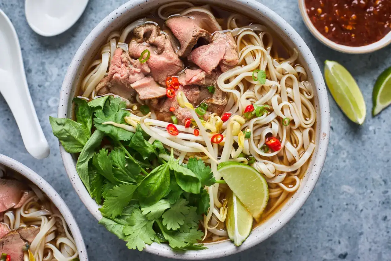 Aromatyczna zupa pho z wołowiną, makaronem ryżowym, kiełkami fasoli, kolendrą i chili. Idealna na lekki posiłek, zupa pho kcal.