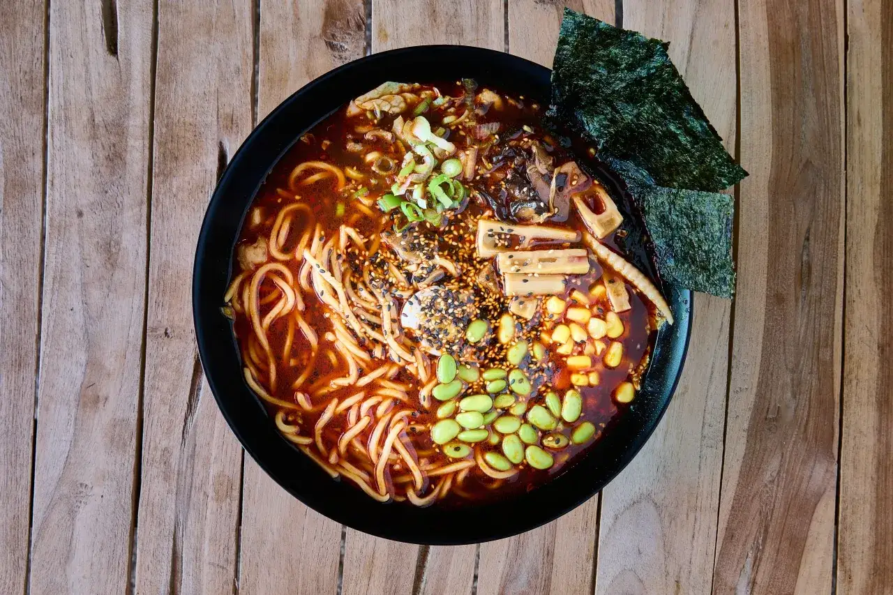 Miseczka aromatycznego ramenu z makaronem, edamame, kukurydzą, bambusem i nori. Pyszne danie, ale warto pamiętać o jego kaloriach.