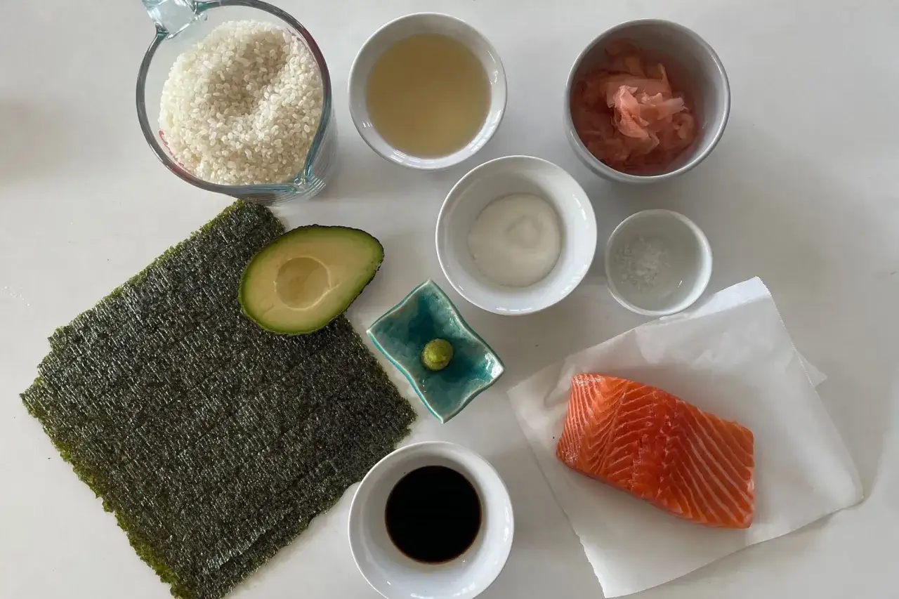 Składniki na sushi: ryż, nori, łosoś, awokado, sos sojowy, wasabi, marynowany imbir, cukier i sól.