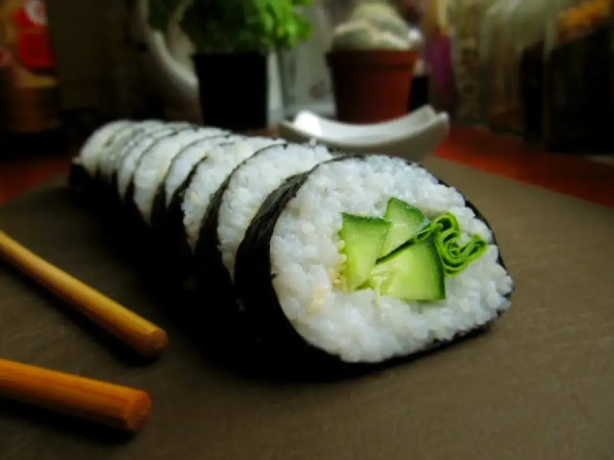 Świeże sushi z ogórkiem, gotowe do zjedzenia pałeczkami.